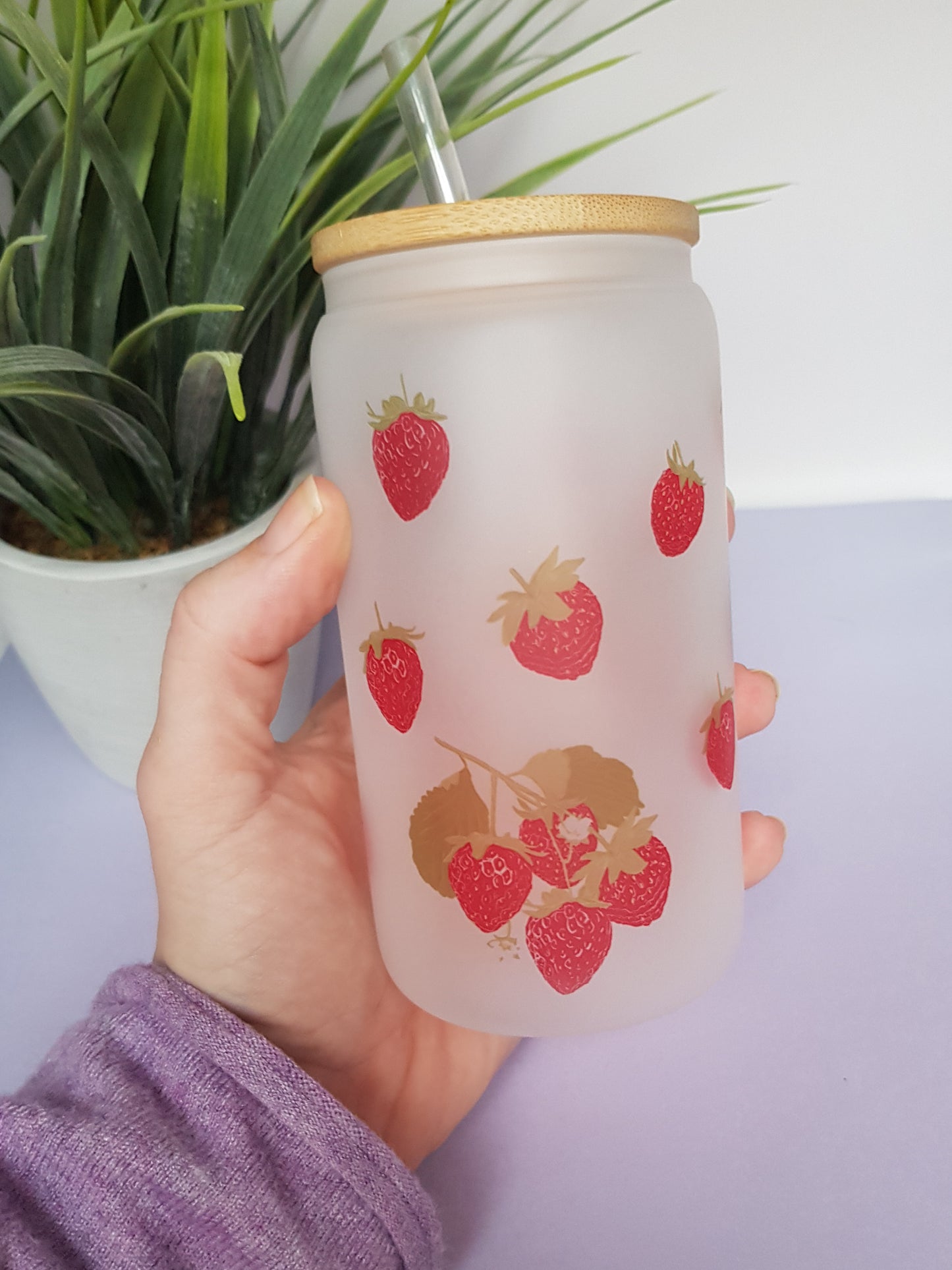 Glas mit Deckel und Strohalm Erdbeeren